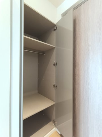 【3階　洋室？　収納】　クローゼット付きで、衣類等の収納に役立ちます。