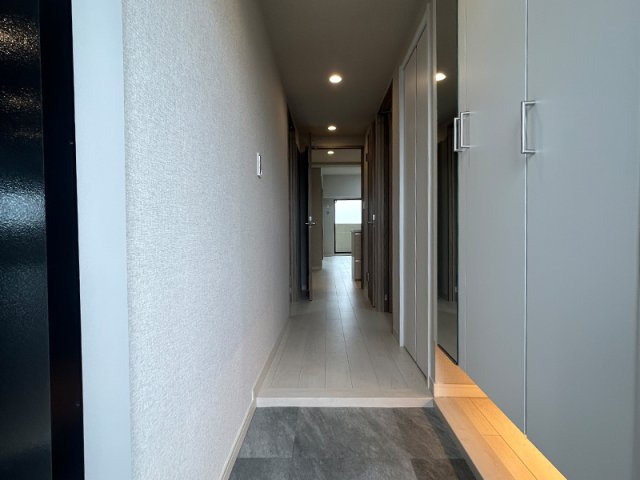 玄関施工例／フロアタイルを新規交換し、すっきりとした玄関に。