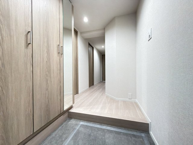 【リノベーション仕様】玄関入るとお洒落で綺麗なナチュラルの色彩です。