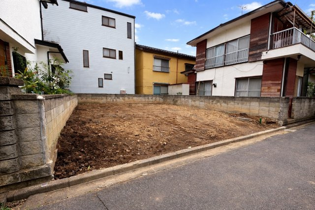 間口約7.9m×奥行約9.3mの整形地で、建物配置のしやすい区画。生活施設が徒歩圏に揃う利便性の高い立地です。