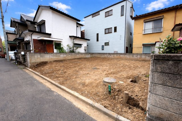 間口約7.9m×奥行約9.3mの整形地で、建物配置のしやすい区画。生活施設が徒歩圏に揃う利便性の高い立地です。