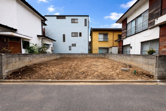 間口約7.9m×奥行約9.3mの整形地で、建物配置のしやすい区画。生活施設が徒歩圏に揃う利便性の高い立地です。