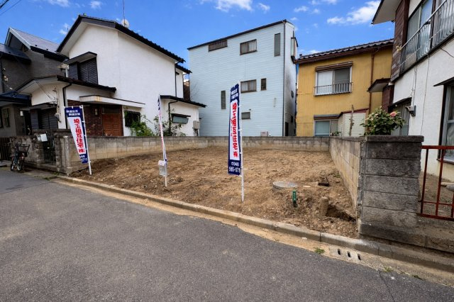 間口約7.9m×奥行約9.3mの整形地で、建物配置のしやすい区画。生活施設が徒歩圏に揃う利便性の高い立地です。