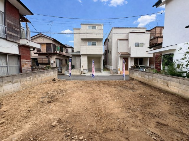 間口約7.9m×奥行約9.3mの整形地で、建物配置のしやすい区画。生活施設が徒歩圏に揃う利便性の高い立地です。