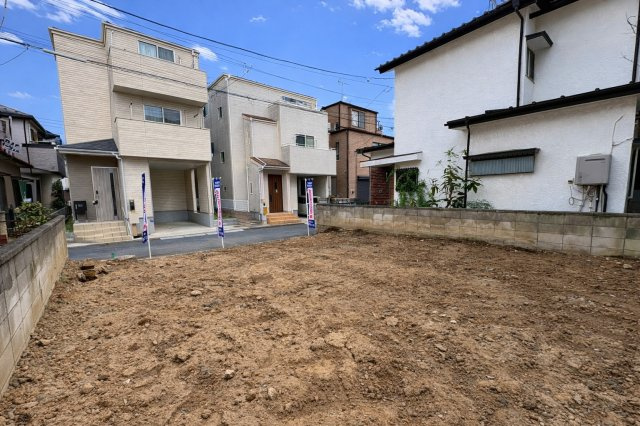 間口約7.9m×奥行約9.3mの整形地で、建物配置のしやすい区画。生活施設が徒歩圏に揃う利便性の高い立地です。