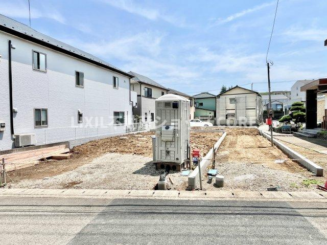 前面道路は閑静な住宅地をはしる車通りの少ない道路。お車の出し入れが苦手なママや小さなお子様にも安心　