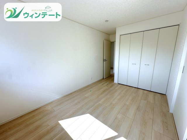 洋室は窓があり、明るく開放的な印象。収納も備えた便利な空間で、使い勝手の良い設計です。