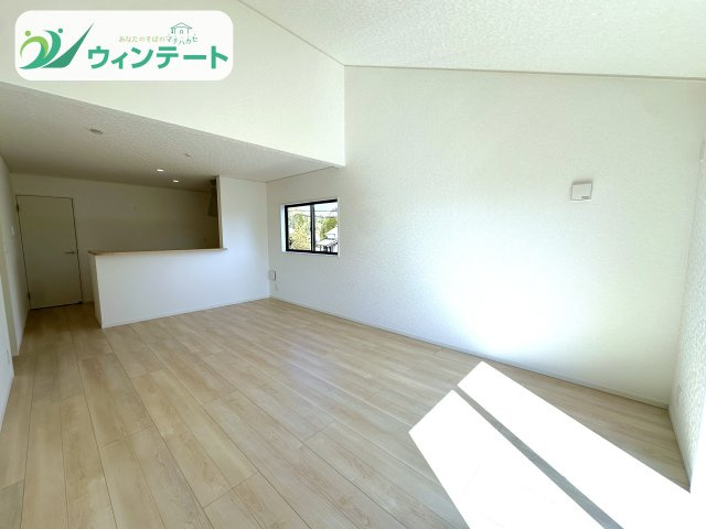 ナチュラルカラーで統一された落ち着いたLDK。対面キッチンで家族との距離がぐっと近づきます。