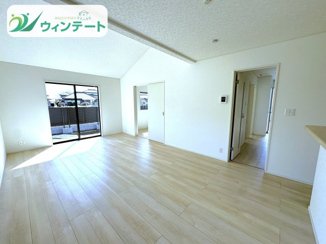 白を基調とした明るいLDK。ナチュラルな雰囲気で、どんな家具にも合わせやすいシンプルなデザインです。