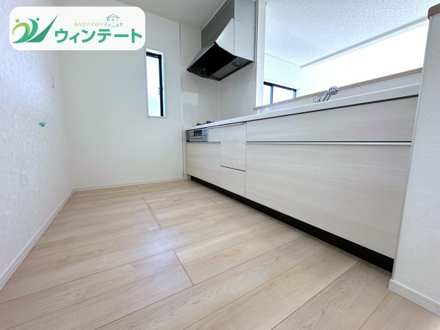 開放感のある対面キッチン。調理をしながら家族やゲストとコミュニケーションが取れる居心地の良い空間です。