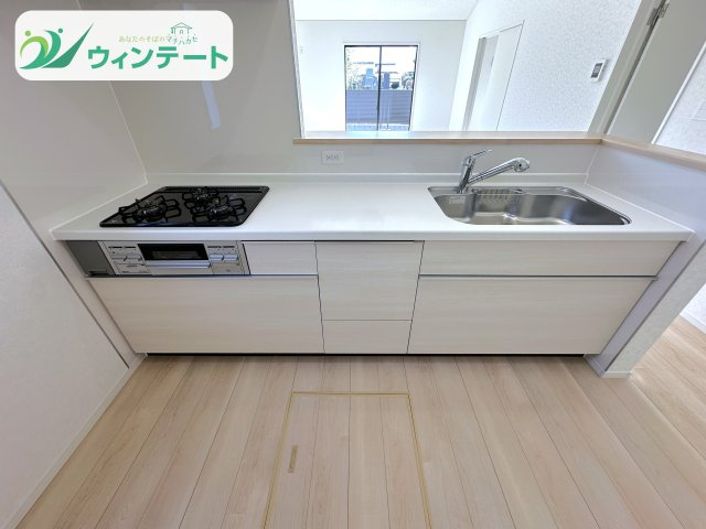 調理スペースが広く、収納も豊富なキッチン。シンプルなデザインで清潔感を感じられます。
