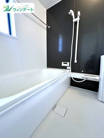 足を伸ばしてゆったりくつろげる一坪タイプの浴室。乾燥機付きで雨の日でも安心。家族のリラックスタイムにぴったりです。