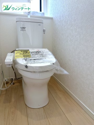 使い勝手の良い温水洗浄便座付きトイレ。明るく清潔感のある空間で快適にご使用いただけます。