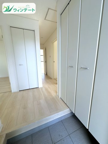 家族の「ただいま」と「おかえり」が響く明るい玄関。木の質感がやさしく迎えてくれます。