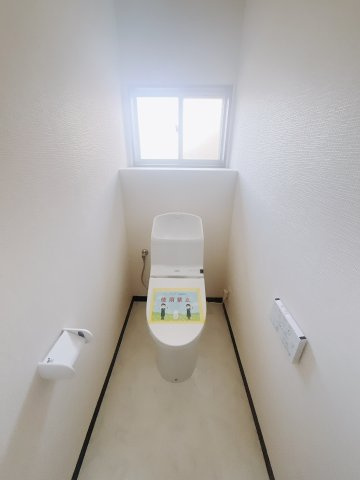 ■トイレ｜白を基調とした清潔感溢れるトイレになっています。トイレには窓がついていますので常に換気をすることができ清潔を保てます。