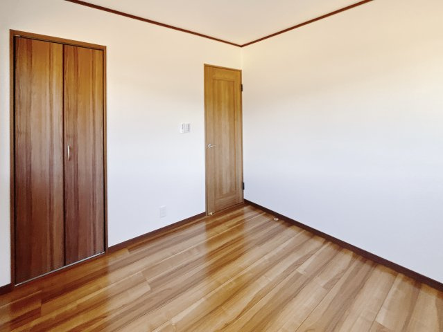 ■洋室｜ママ友が来ても子供達には子供部屋で遊んでいてもらうことができます。ママ達はリビングで楽しくおしゃべりに華を咲かせながら気兼ねなく盛り上がれます♪