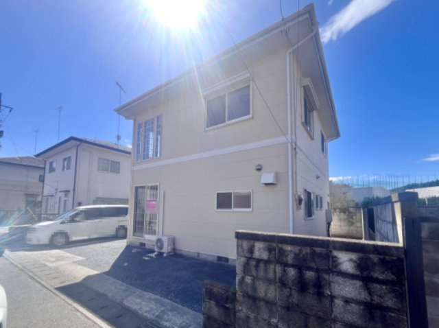 ■外観｜周囲の見渡しが良く、車の出入りの際も安全確認がしやすいため、小さなお子様がいるご家庭でも安心です。