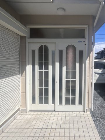 ■玄関｜太陽の光をたっぷり採り込む南玄関☆永く居心地のいい暮らしを演出する快適性能と安心を両立させたドアを採用しました！