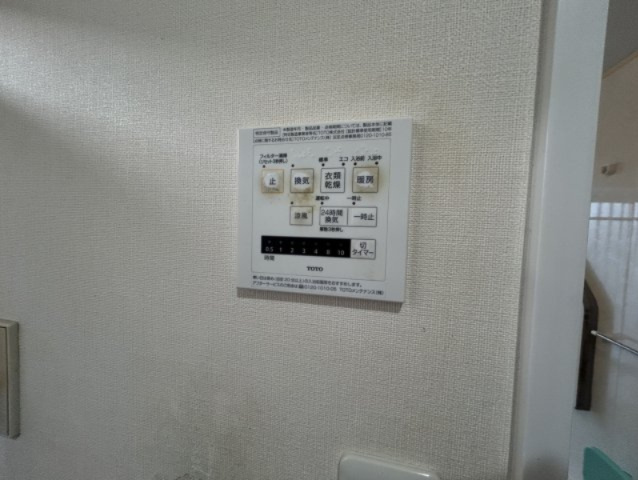 浴室には換気・暖房・衣類乾燥・涼風などの機能を備えた設備を設置。天候を気にせず洗濯物を乾かしたいときにも活用でき、寒い季節の入浴前には暖房機能も利用できます。毎日の家事や入浴をサポートしてくれる設備。