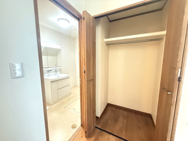 収納棚があるトイレです！温水洗浄機能付き♪