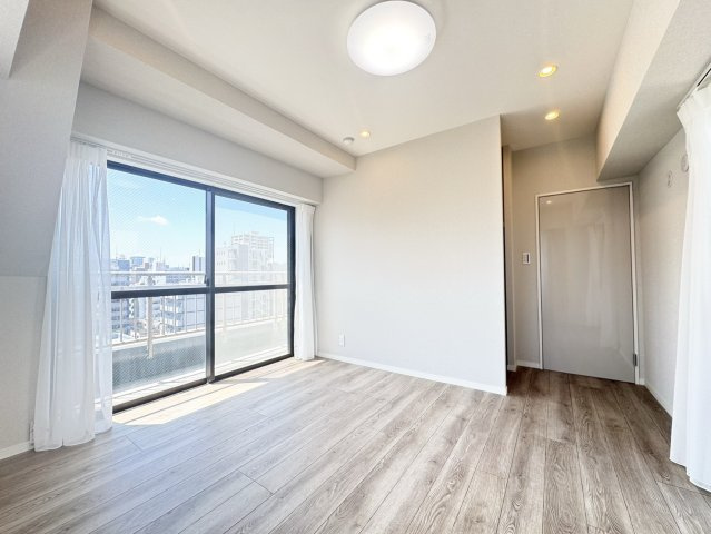 【洋室7帖】約7帖の主寝室はゆとりある広さを確保。大型ベッドを置いても余裕があり、2.0帖のウォークインクローゼット付きで収納力も充実しています。