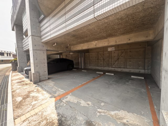 屋根付きの1階駐車場は、事業用に使用する場合も便利♪