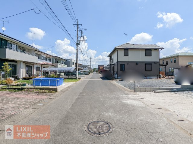 前面道路が約6ｍあり、車の出入りがストレスフリーです♪