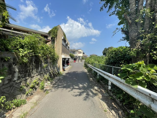 前面道路含む現地写真です