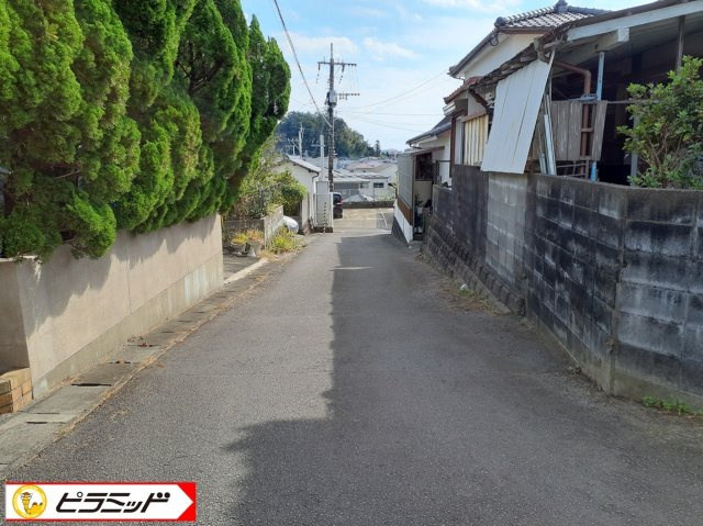 別の方向から見た前面道路です。