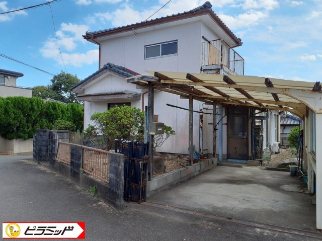 敷地内の様子。門柱と建物があります。