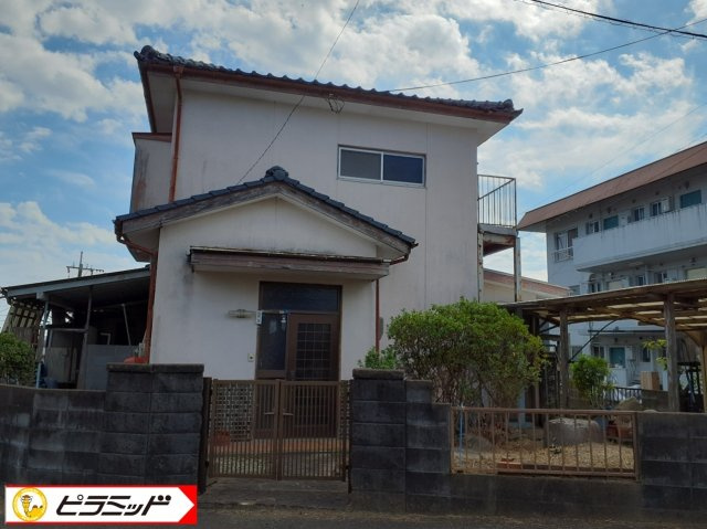 玄関側から見た建物の様子です。