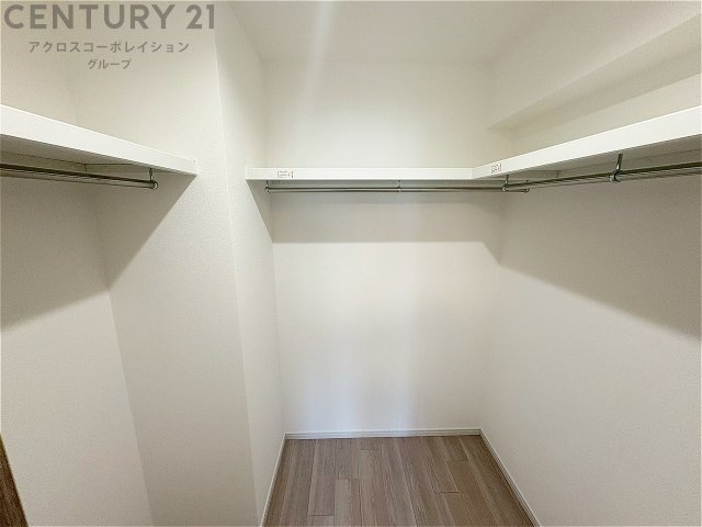 収納力が高く洋服や小物を整理しやすく、更衣室のように使え、部屋がすっきり保てます。収納の配置を自由に調整でき、換気性が良く防湿・防虫対策も可能。快適で機能的な生活空間を実現できます♪　