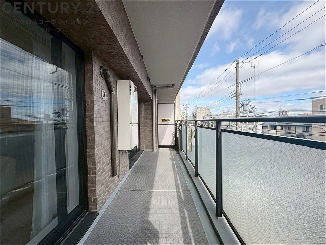 南向きバルコニーは日照が豊富で温暖な陽光を受けられ、植物の育成やリラックススペースとして活用可能です。洗濯物の乾燥が速く、快適な生活環境を提供。自然の光を取り込み、室内を明るくしてくれます。　