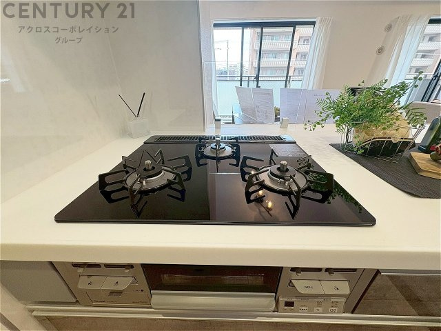 多数の調理器具を同時に使用でき、料理の効率化が可能。省エネで節約になり、様々な料理スタイルに適応できます。また、火力調整が独立しており、手入れや掃除もしやすく、今よりもっとお料理が楽しくなるかも。　
