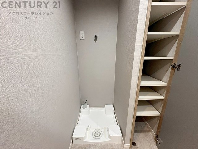 洗濯物の仕分け作業がしやすく、整理整頓が容易になります。洗濯音や湿気を他の部屋に持ち込まず、生活環境を快適に保ちます。上部を活用すれば収納スペースを確保でき洗剤や洗濯用品の整理もしやすくなります。　