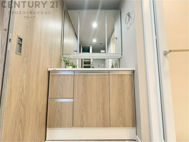化粧品や洗顔料、歯ブラシなどの必需品をまとめて置ける収納スペースがあり、使用するたびに取り出す手間が省けます。また、水回りのため、濡れても大丈夫な素材が使用されており、お手入れが簡単です。　