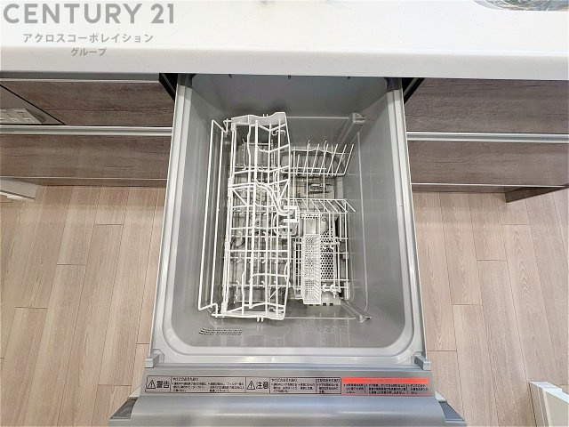 手洗いに比べて時間や労力を節約できることです。また、高温のお湯で洗浄されるため、雑菌や細菌を殺菌する効果もあります。さらに、乾燥機能があるため、手で拭く手間も省け衛生的に保管できます。　