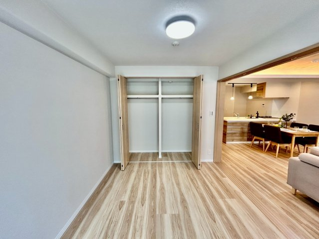 洋室5.8帖・収納付きで、お部屋がすっきり片付きます。