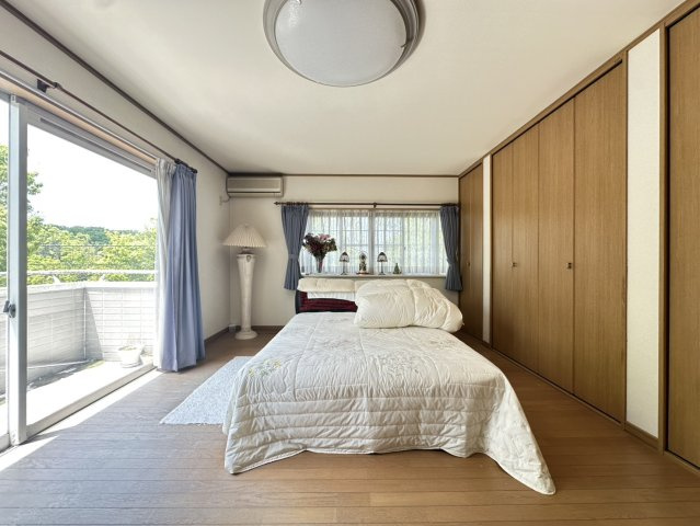 約12帖のゆったりとした洋室です。