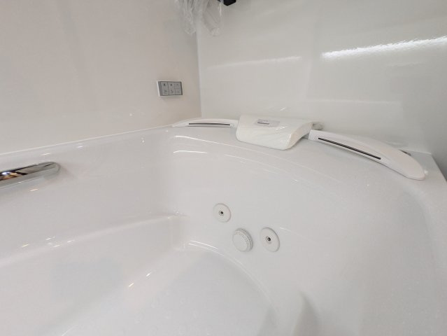 浴槽には「肩包み湯」「ジェットバス」のオプションも新規に装備！浴槽の頭の部分にはクッションピローがありますので、リラックスした体勢でバスタイムを満喫。仕事の疲れを癒します！