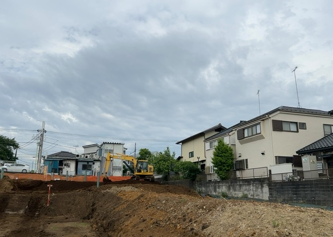 土地の面積＝住宅面積ではありません。建ぺい率の問題などで、土地のある場所によって住宅を建てられる面積は限られています。高さもしかり、「土地」という言葉の中には、建築条件も含まれると考えておきましょう。