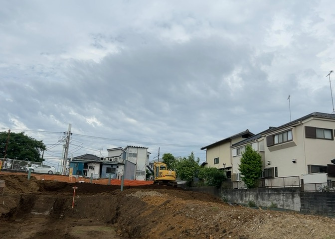 家を建てる場合、方位は要チェックです。現実的に日当たりのよい家ならばリビングは南側、建築基準法でも北側に当たる家への配慮は求められています。土地を見学に行く際は、方位磁針を持って行くようにしましょう。