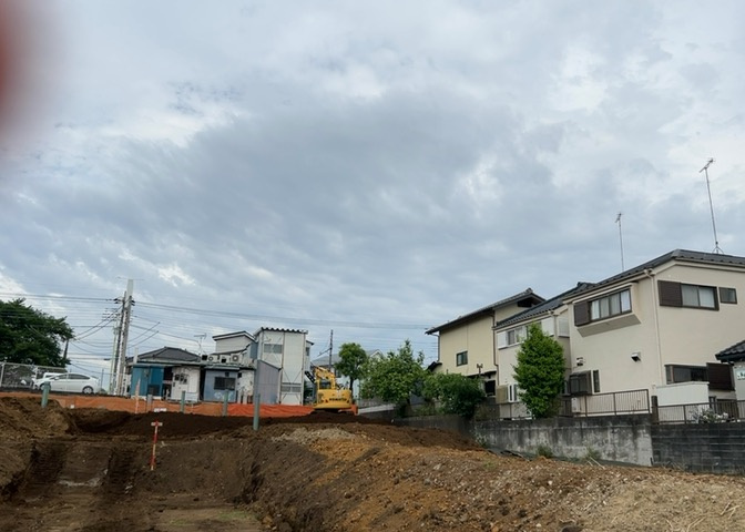土地の前の道路に消火栓が設置されていることがあります。この場合、道路交通法第45条第1項により、駐車禁止の場所が指定されています。そのため、車庫などの駐車スペースをつくることができない場合があります。