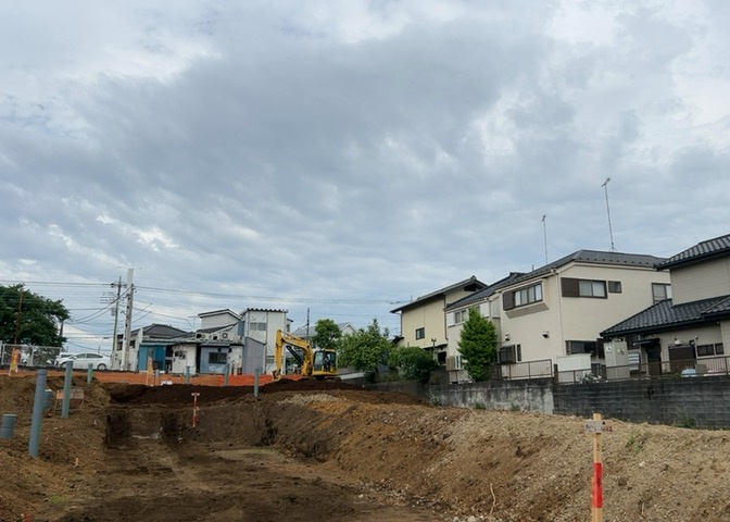現地に行くなら、物件の周囲の地形がどうなっているかを見ることも大切です。周辺より低くなっている土地では、大雨などで水が集まりやすいため、地盤が弱くなっているということも考えられるため、注意が必要です。