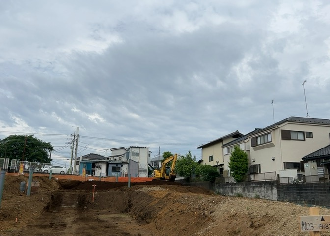土地購入を検討されている場合、境界杭がない状態で購入してしまうと境界確定測量をする必要があり、費用がかかります。購入の前に、売主、隣土地所有者立ち合いのもと境界を確定し境界杭を設置するのがベストです。