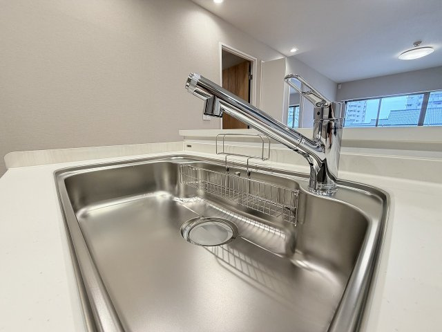 【カートリッジ式浄水器内蔵水栓】蛇口一体型でシンク周りはスッキリ。お料理にも手軽に美味しい浄水を。