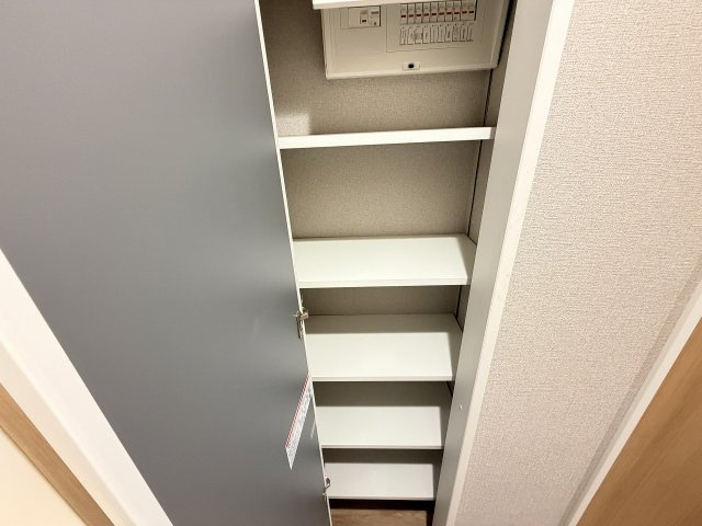 廊下には可動棚式収納を完備。
