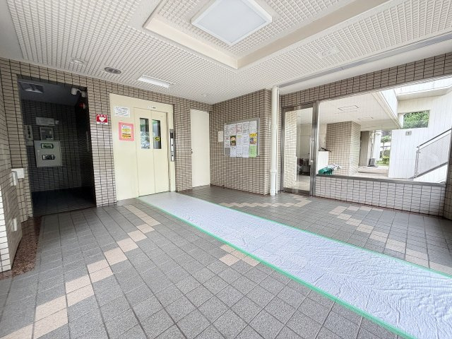 明るい光が差し込む落ち着いたロビー空間。綺麗に保たれた共用部は丁寧な管理の証で、毎日の出入りも気持ち良く、居住者や訪れる人を優しく包み込む安心のマンション環境です
