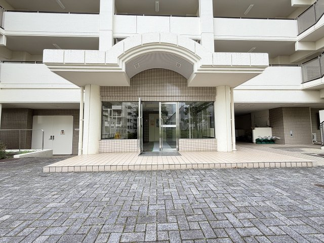 大きなアーチ屋根が印象的な重厚感あふれるマンションエントランス。雨の日も濡れにくい庇構造とフラットな広いアプローチが、住まう人と訪れる方を優雅に出迎えます。