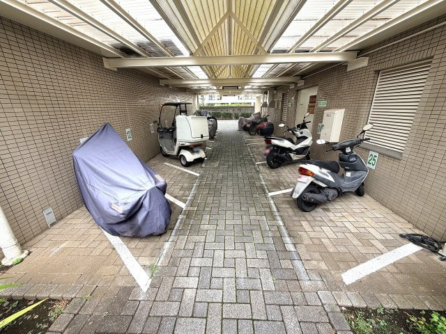 バイク置場月額500～1500円。※空き状況は管理会社に要確認。